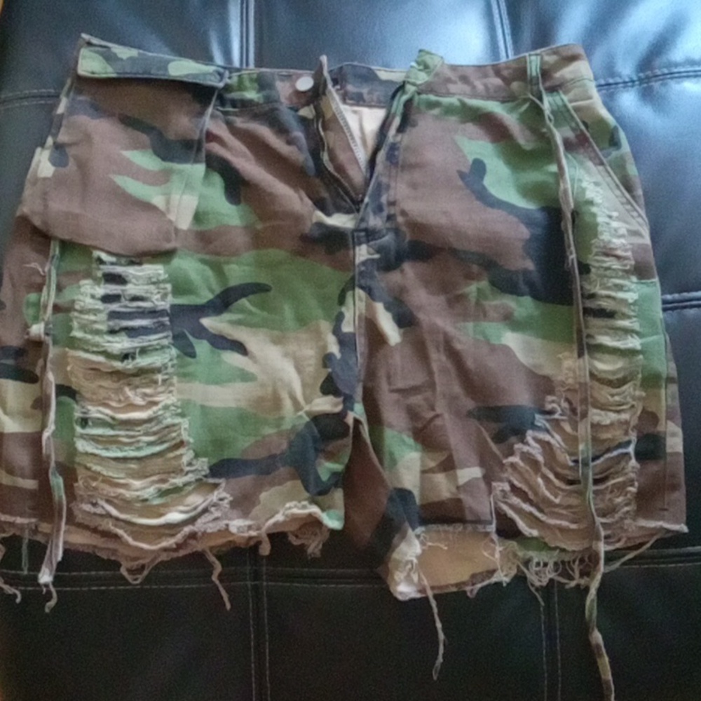 😍😍NWT Camo distressed shorts😍😍